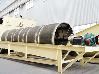 其包括底座、激振裝置、機(jī)架及設(shè)于 機(jī)架上的復(fù)數(shù)個(gè)篩分滾筒、料斗、驅(qū)動(dòng)裝置、復(fù)數(shù)個(gè)輸送裝置