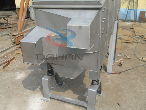 傾斜型直線振動(dòng)篩出料口